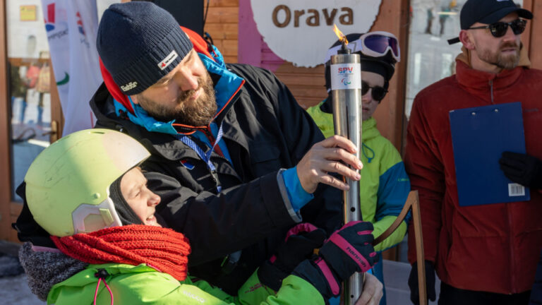 Zimný kemp Hľadáme talenty -Martinka_z_Klubu_APPA_nesie_paralympijsky_ohen