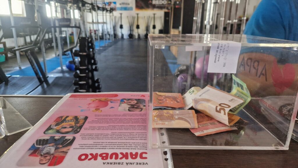 Verejná zbierka – ukážka stacionárnej pokladničky