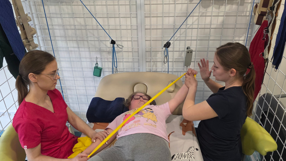 Katka robí ďalšie pokroky vďaka rehabilitáciám APPA